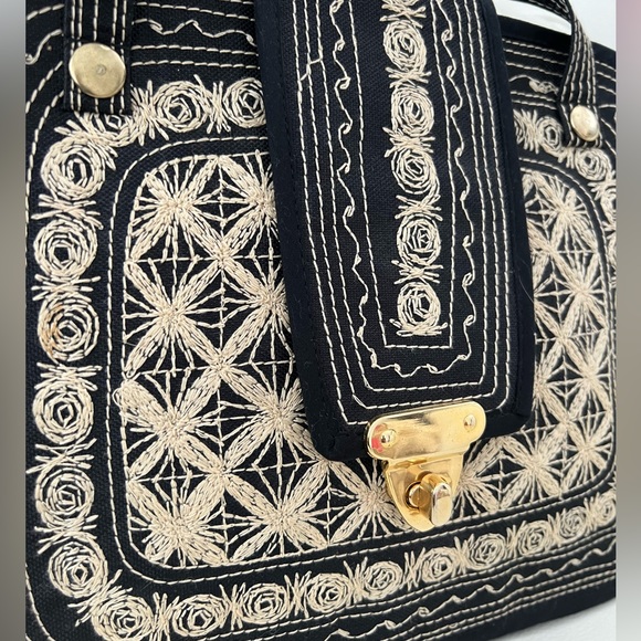 Handbag of Aceh, The Beauty and Artistry of Hand-Cratted Bag - Picture 2 of 5